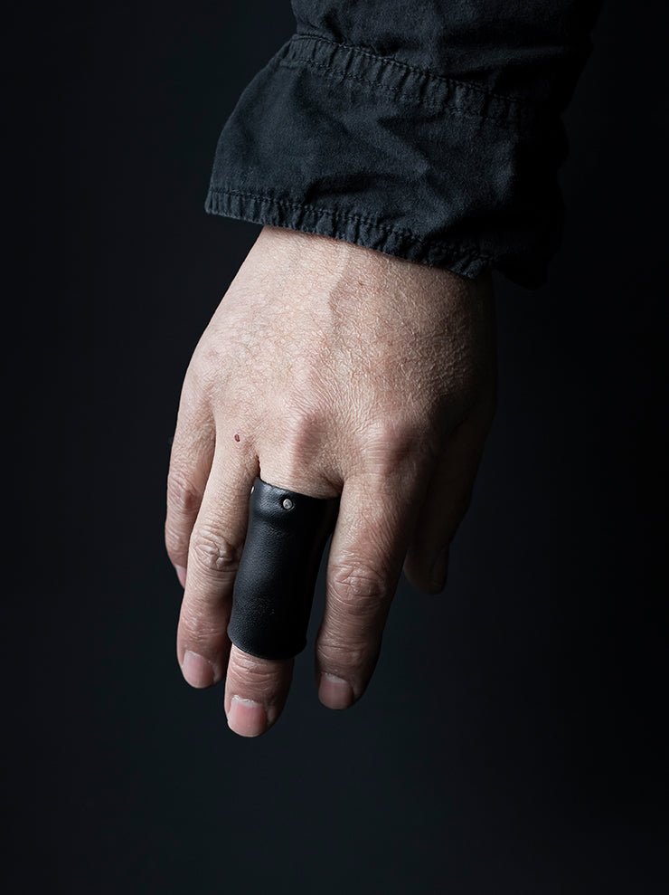 DETAJ<br>LEATHER RING LONG / BLACK