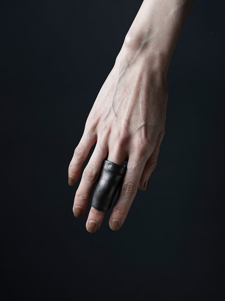 DETAJ<br>LEATHER RING LONG / VINTAGE SILVER