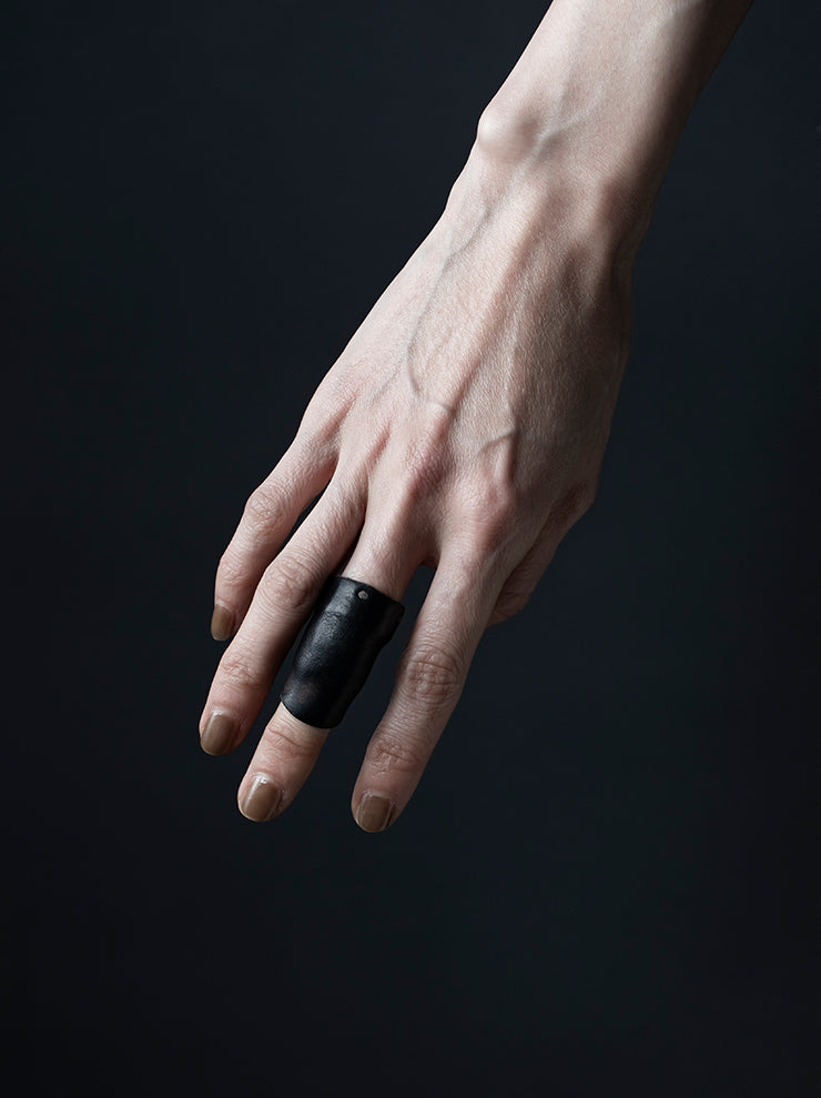 DETAJ<br>LEATHER RING MIDDLE / BLACK