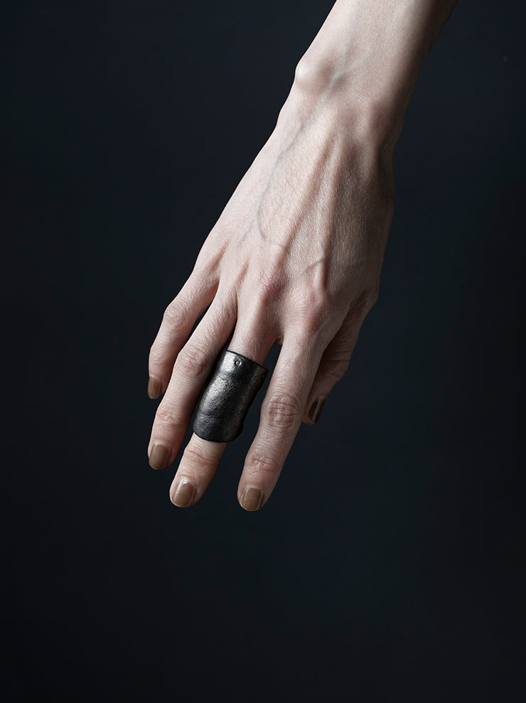 DETAJ<br>LEATHER RING MIDDLE / VINTAGE SILVER