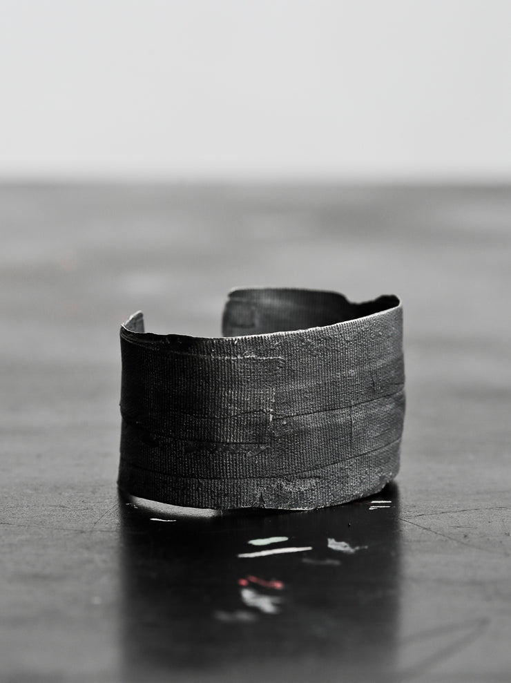 DETAJ<br />BANDAGE WIDE BANGLE / BLACK