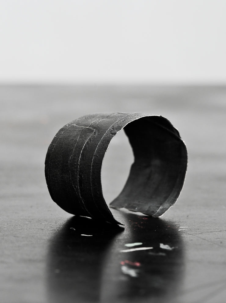 DETAJ<br />BANDAGE WIDE BANGLE / BLACK