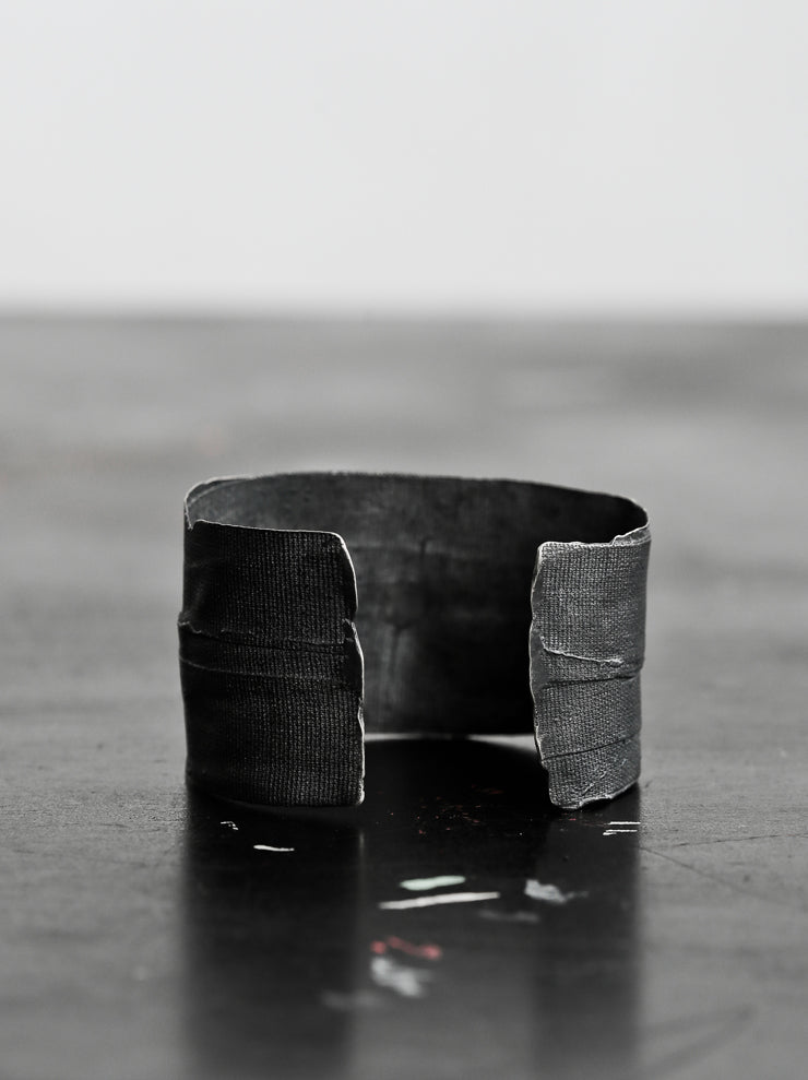 DETAJ<br />BANDAGE WIDE BANGLE / BLACK