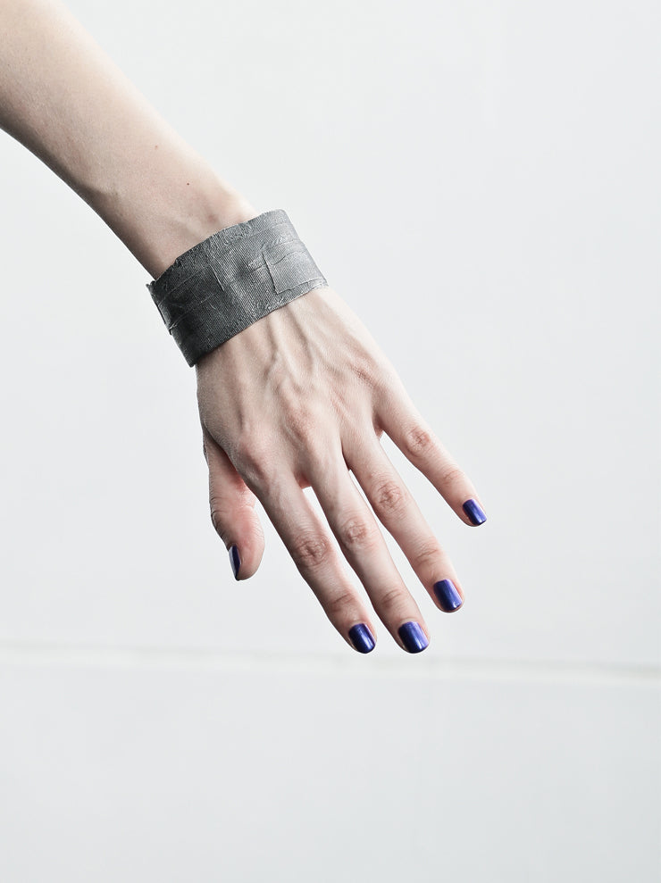 DETAJ<br />BANDAGE WIDE BANGLE / BLACK