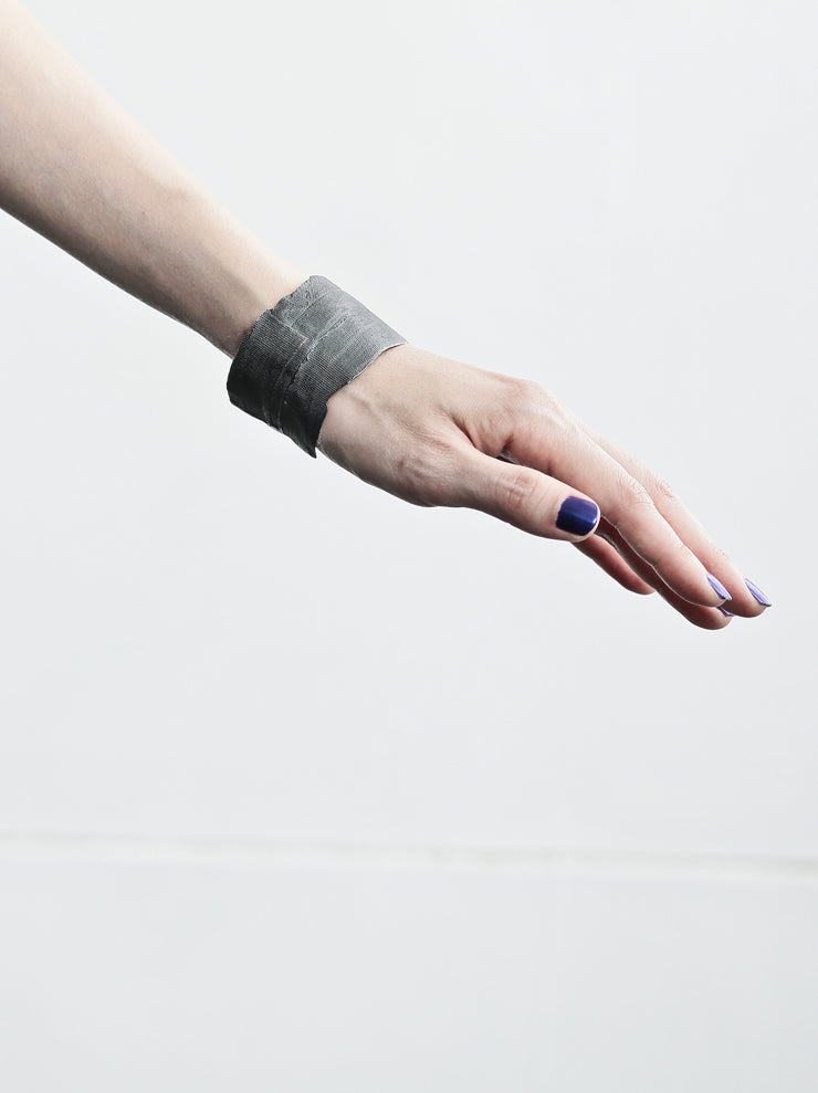DETAJ<br />BANDAGE WIDE BANGLE / BLACK