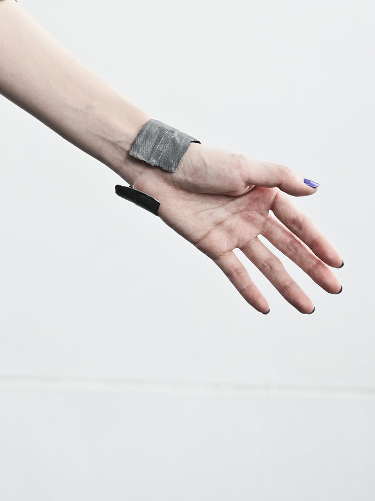DETAJ<br />BANDAGE WIDE BANGLE / BLACK