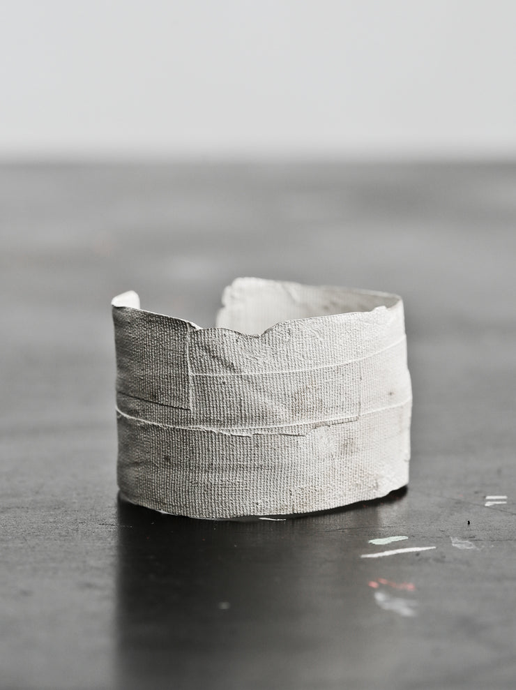 DETAJ<br />BANDAGE WIDE BANGLE / WHITE
