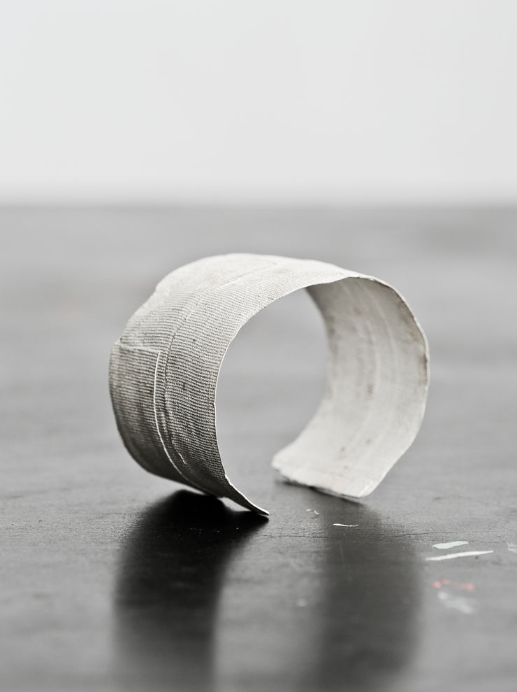 DETAJ<br />BANDAGE WIDE BANGLE / WHITE