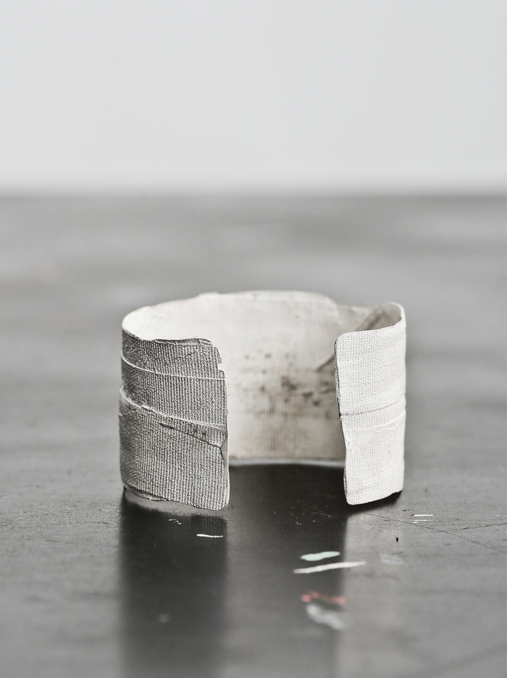 DETAJ<br />BANDAGE WIDE BANGLE / WHITE