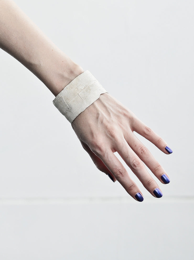 DETAJ<br />BANDAGE WIDE BANGLE / WHITE