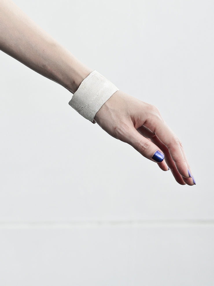 DETAJ<br />BANDAGE WIDE BANGLE / WHITE