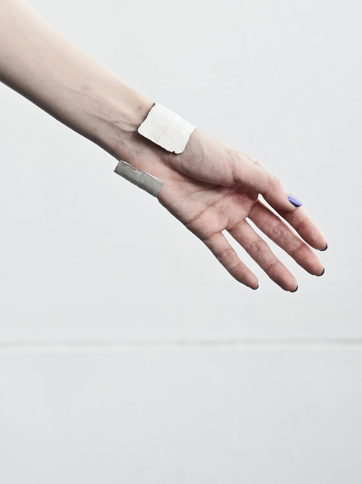 DETAJ<br />BANDAGE WIDE BANGLE / WHITE