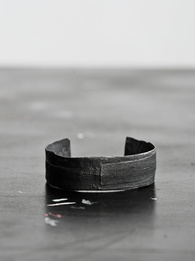 DETAJ<br />BANDAGE BANGLE / BLACK