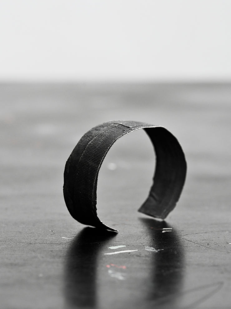 DETAJ<br />BANDAGE BANGLE / BLACK
