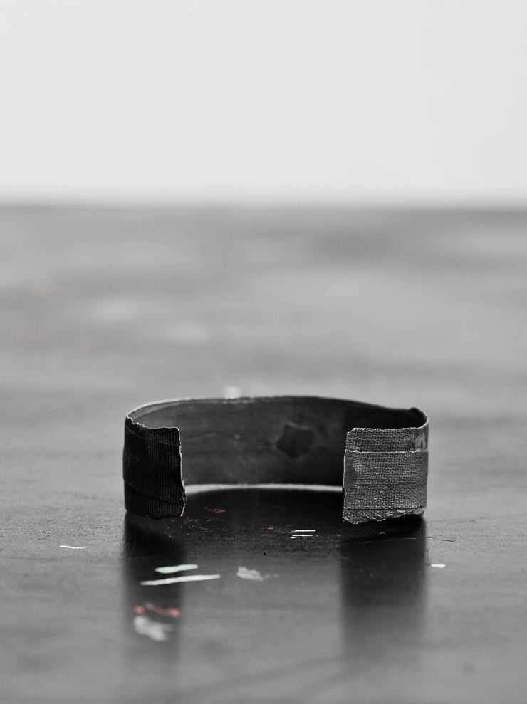 DETAJ<br />BANDAGE BANGLE / BLACK