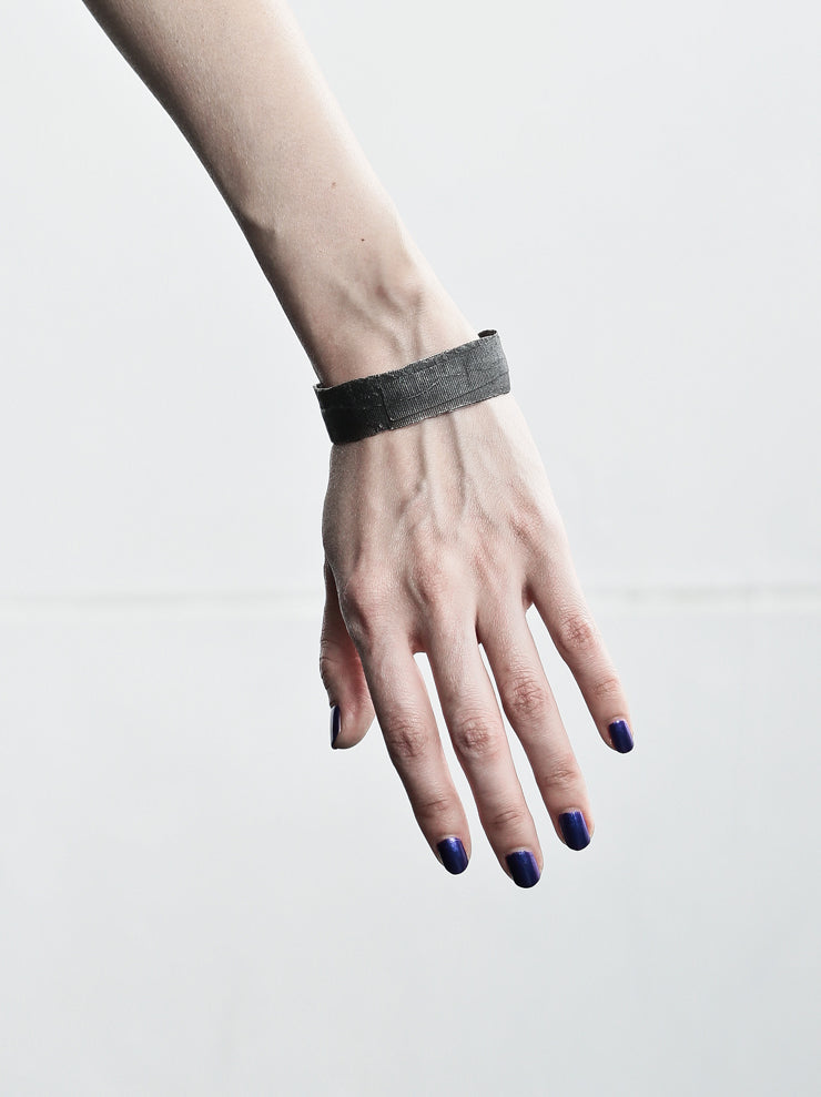DETAJ<br />BANDAGE BANGLE / BLACK