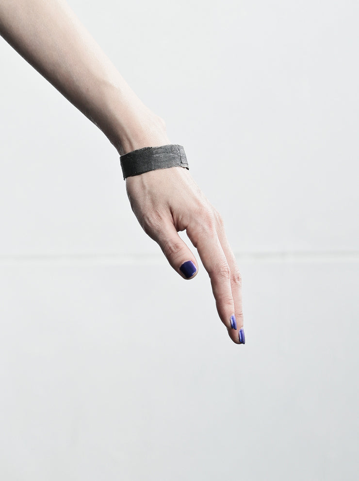 DETAJ<br />BANDAGE BANGLE / BLACK