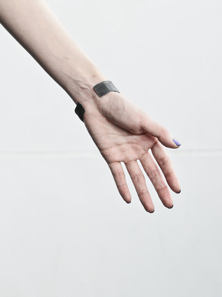 DETAJ<br />BANDAGE BANGLE / BLACK
