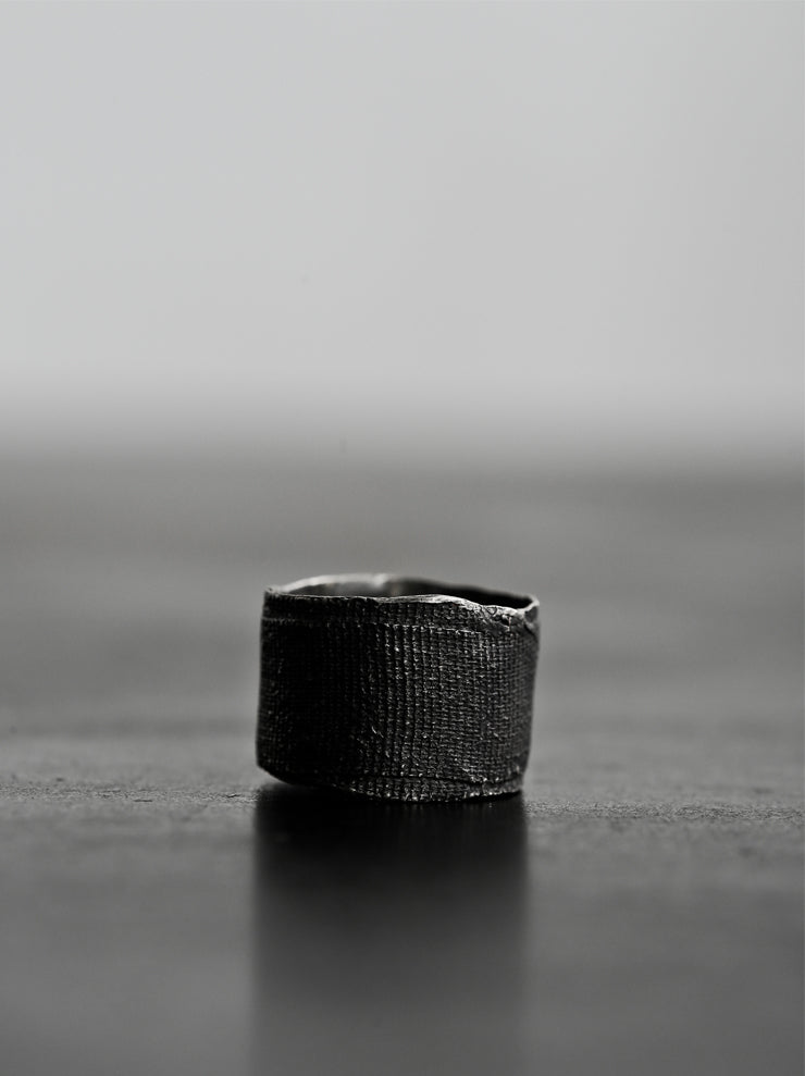 DETAJ <br>BANDAGE FIT RING / BLACK