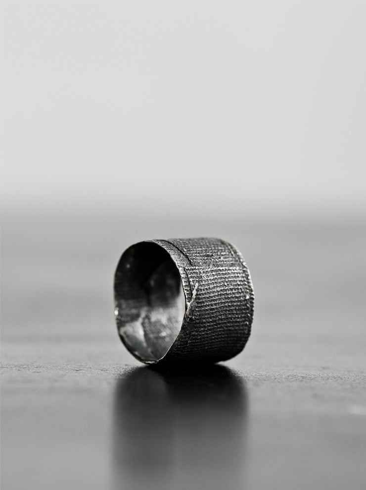 DETAJ <br>BANDAGE FIT RING / BLACK