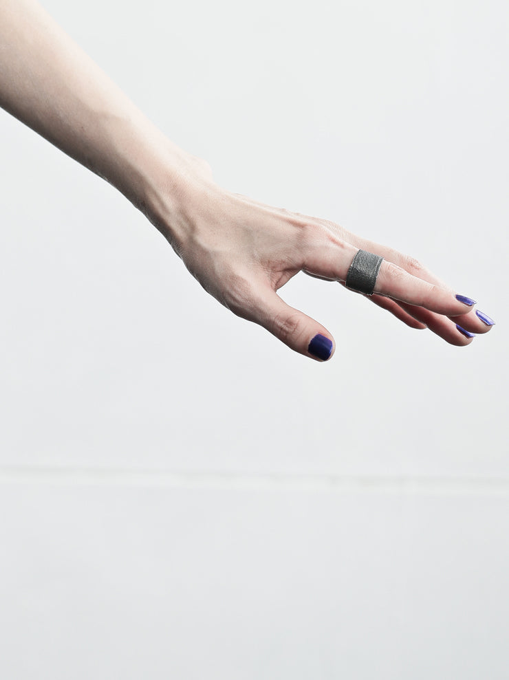 DETAJ <br>BANDAGE FIT RING / BLACK