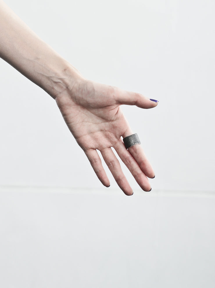 DETAJ <br>BANDAGE FIT RING / BLACK