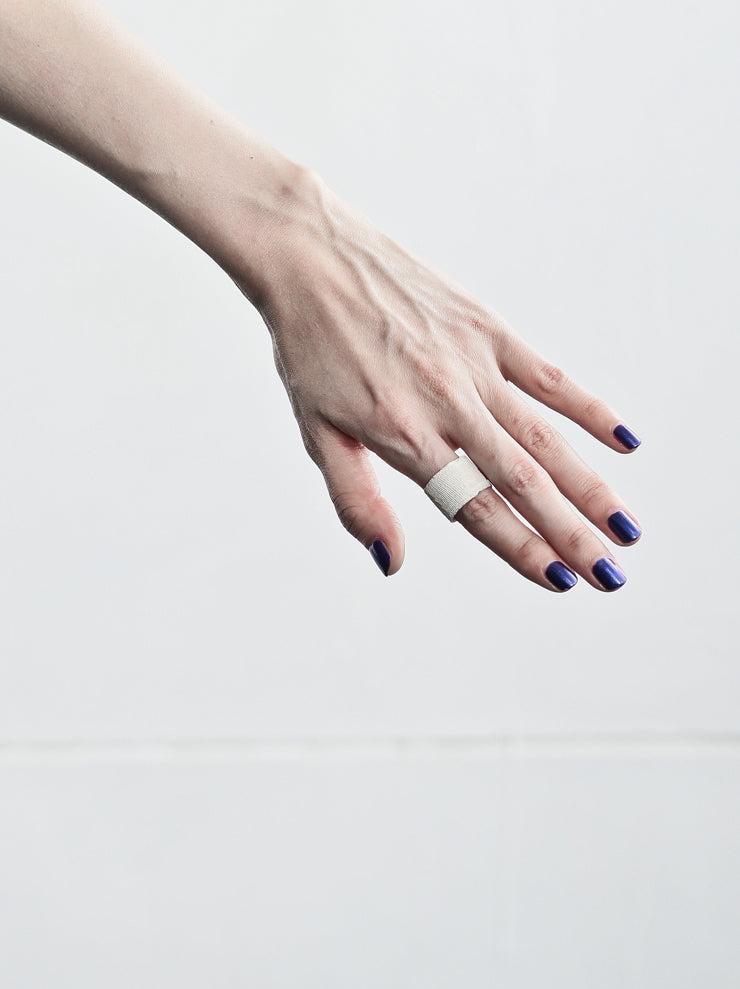 DETAJ <br>BANDAGE FIT RING / WHITE