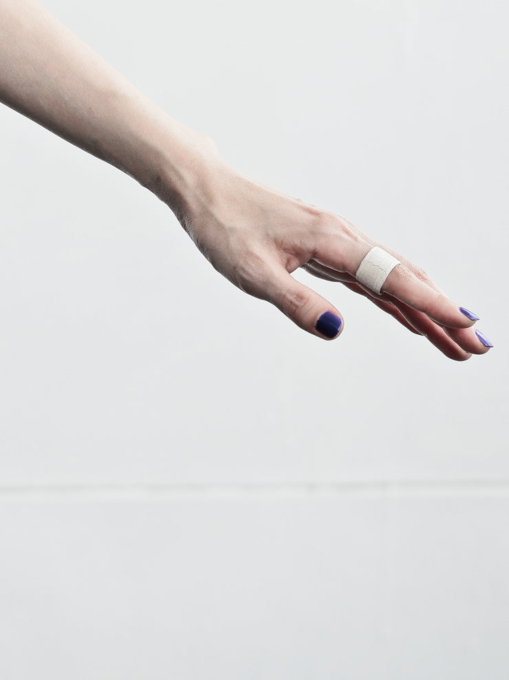 DETAJ <br>BANDAGE FIT RING / WHITE