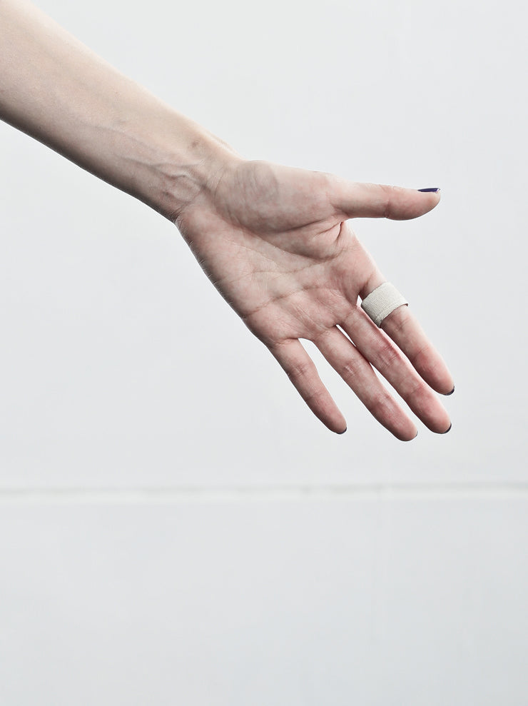 DETAJ <br>BANDAGE FIT RING / WHITE