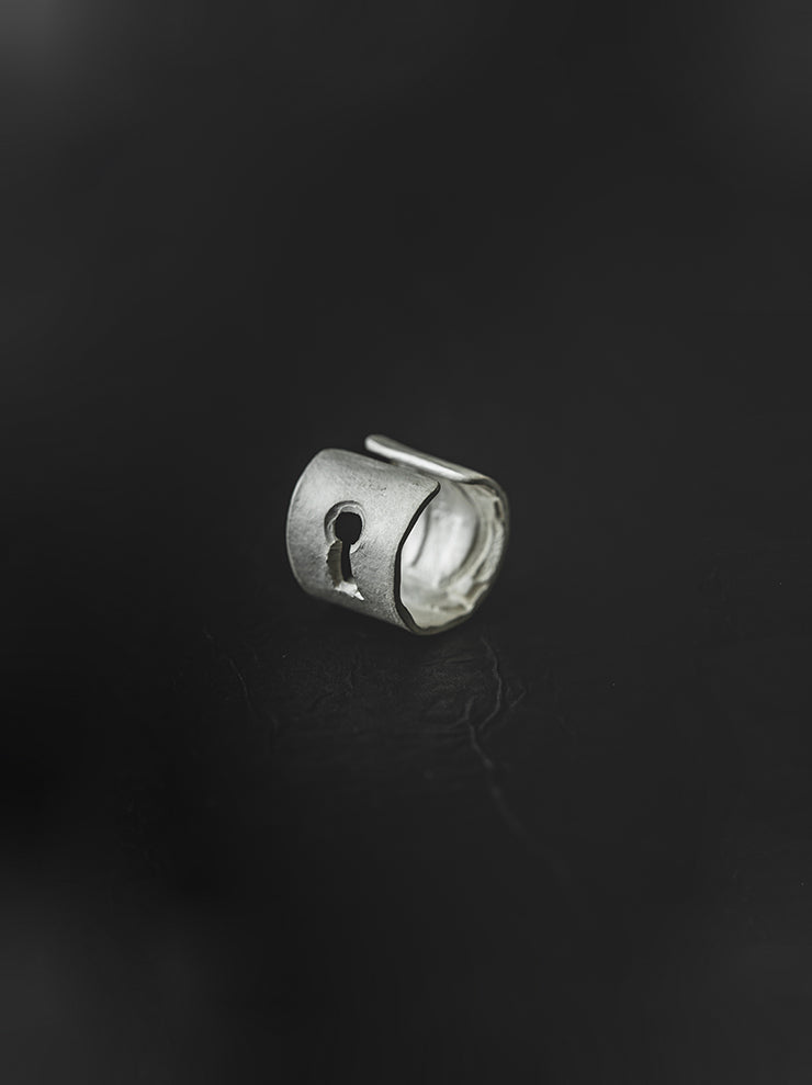 UMA WANG × DETAJ<br> KEYHOLE SILVER EAR CUFF / WHITE