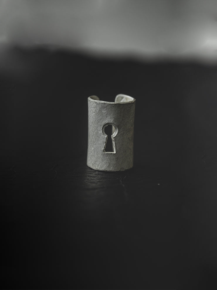 UMA WANG × DETAJ<br> KEYHOLE SILVER EAR CUFF / WHITE