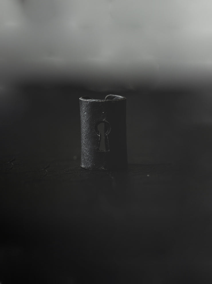UMA WANG × DETAJ<br> KEYHOLE SILVER EAR CUFF / BLACK