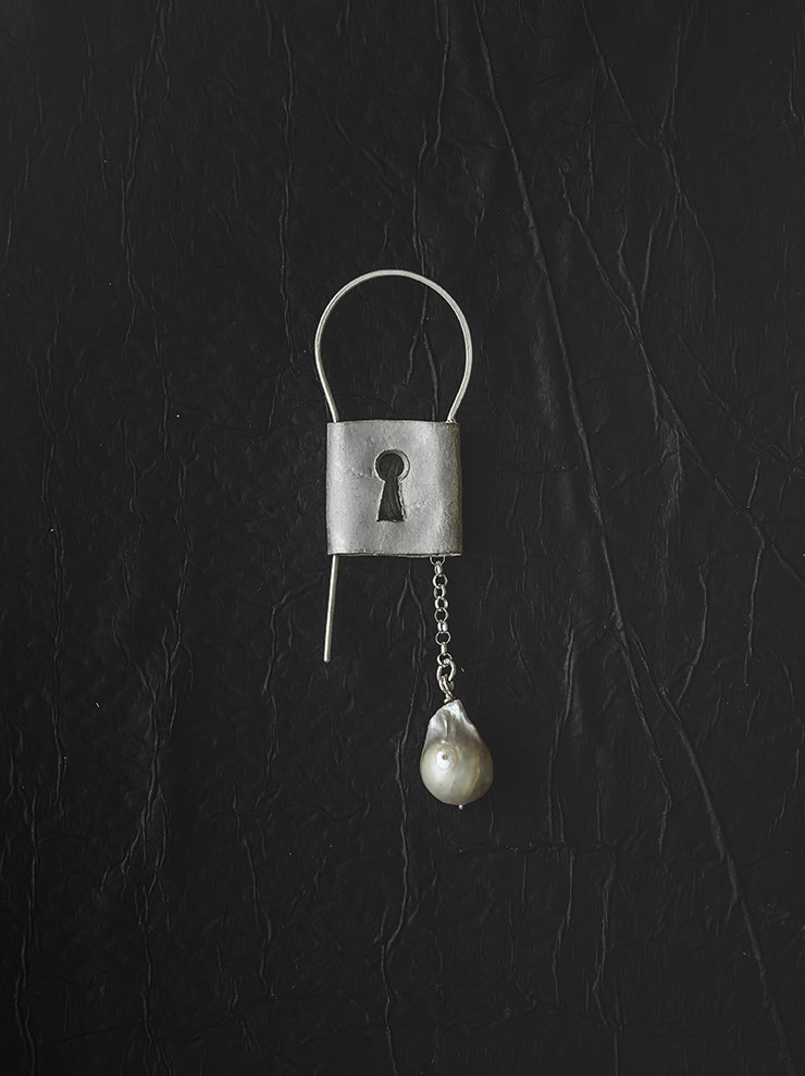 UMA WANG × DETAJ<br> KEYHOLE SILVER EARRING / WHITE