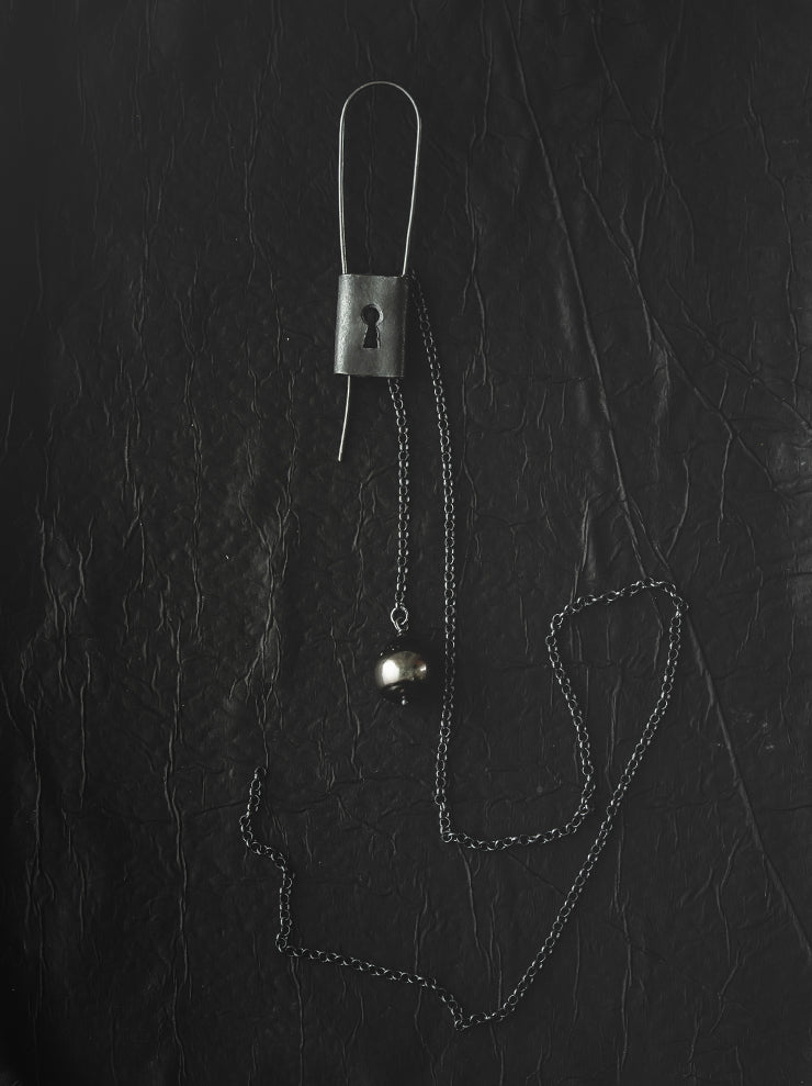 UMA WANG × DETAJ<br> KEYHOLE SILVER EARRING / BLACK