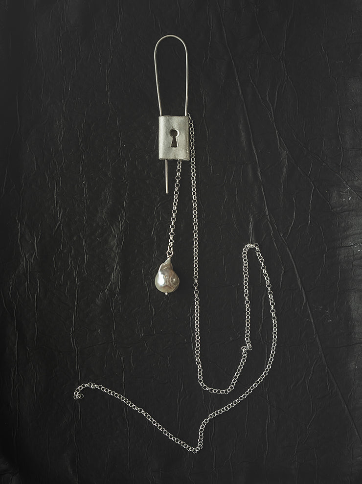 UMA WANG × DETAJ<br> KEYHOLE SILVER EARRING / WHITE