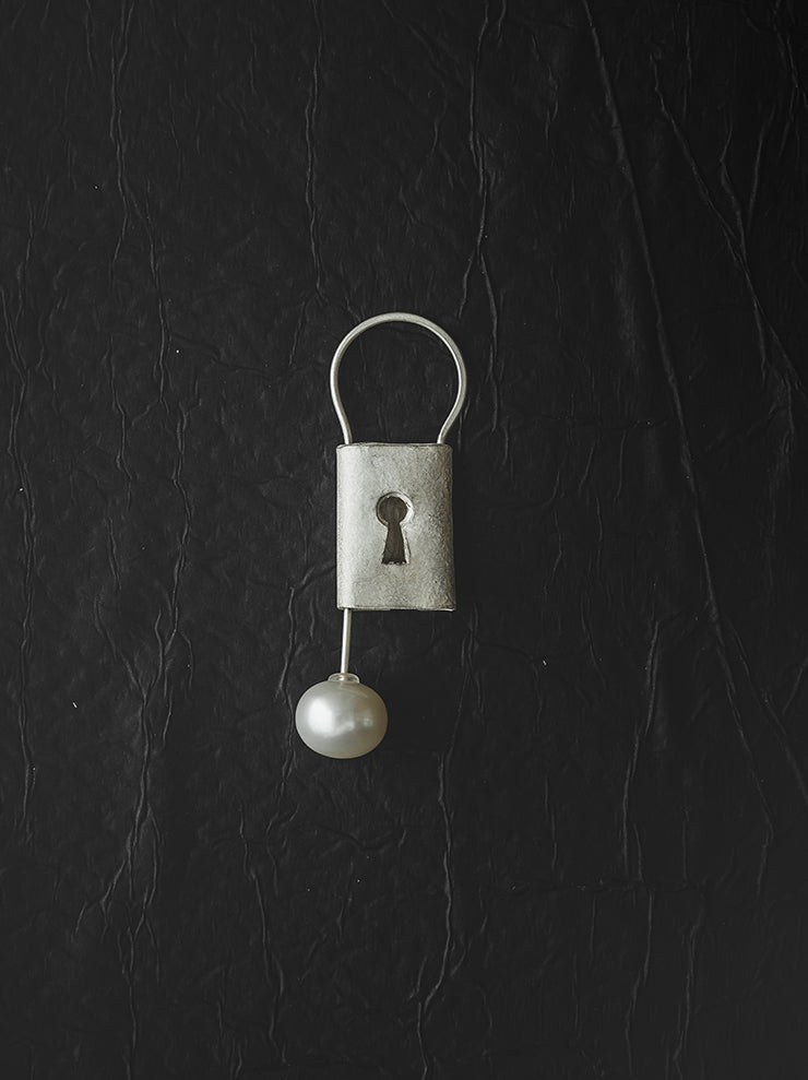 UMA WANG × DETAJ<br>KEYHOLE SILVER EARRING / WHITE