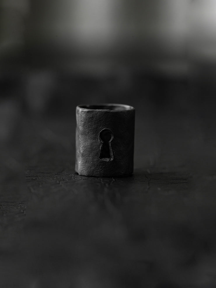 UMA WANG × DETAJ<br> KEYHOLE SILVER RING / BLACK