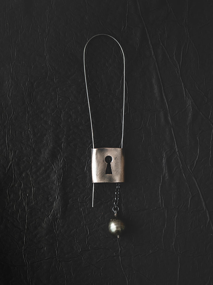 UMA WANG × DETAJ<br> KEYHOLE PINK SILVER EARRING / OXY-DYE PINK SILVER
