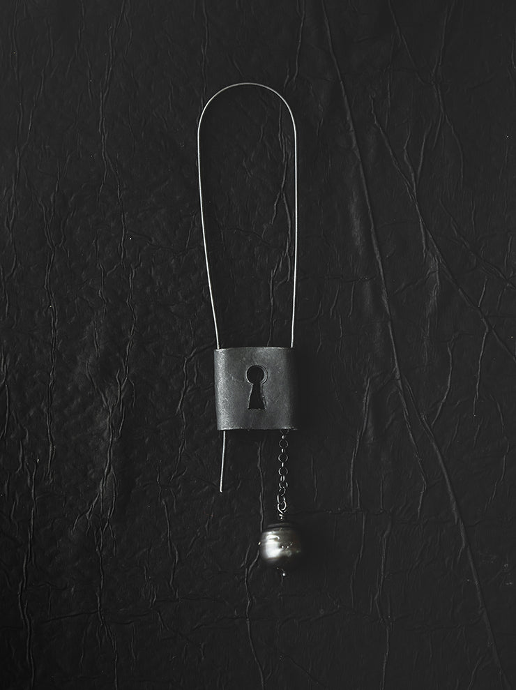 UMA WANG × DETAJ<br>KEYHOLE SILVER EARRING / BLACK