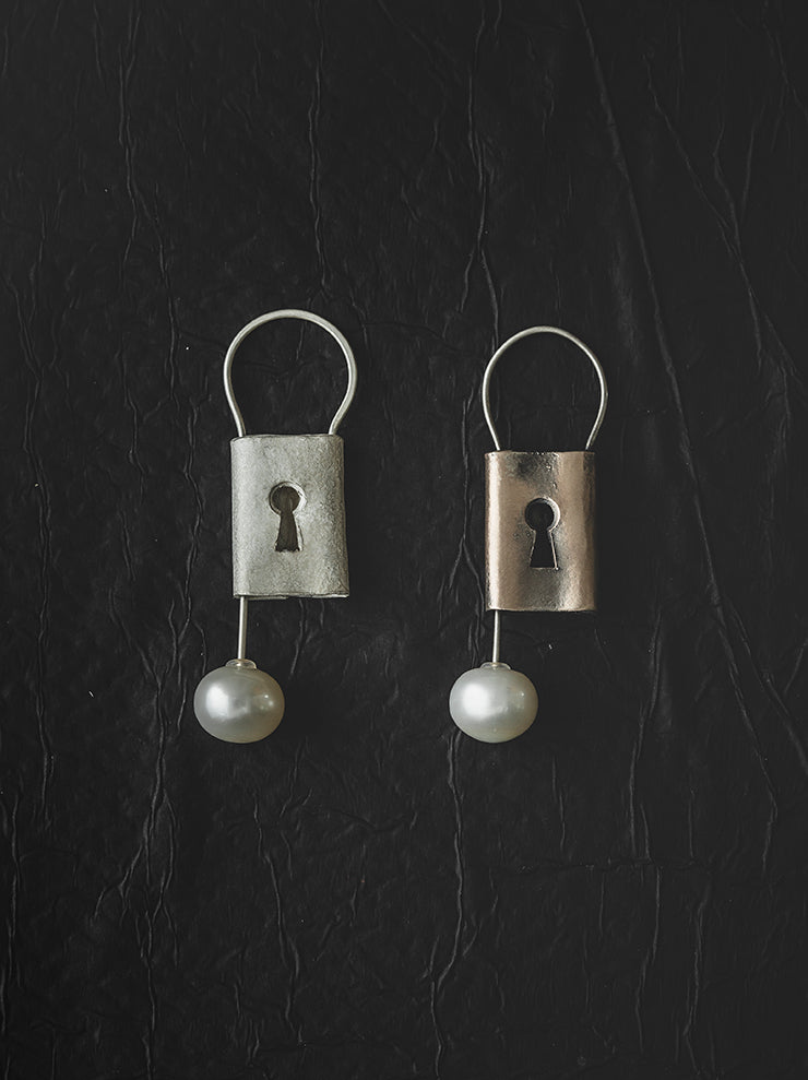 UMA WANG × DETAJ<br> KEYHOLE PINK SILVER EARRING / OXY-DYE PINK SILVER