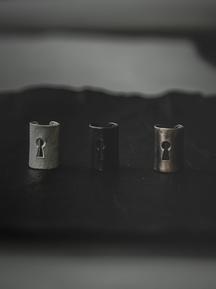 UMA WANG × DETAJ<br> KEYHOLE SILVER EAR CUFF / WHITE