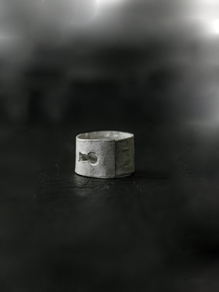 UMA WANG × DETAJ<br> KEYHOLE SILVER RING / WHITE