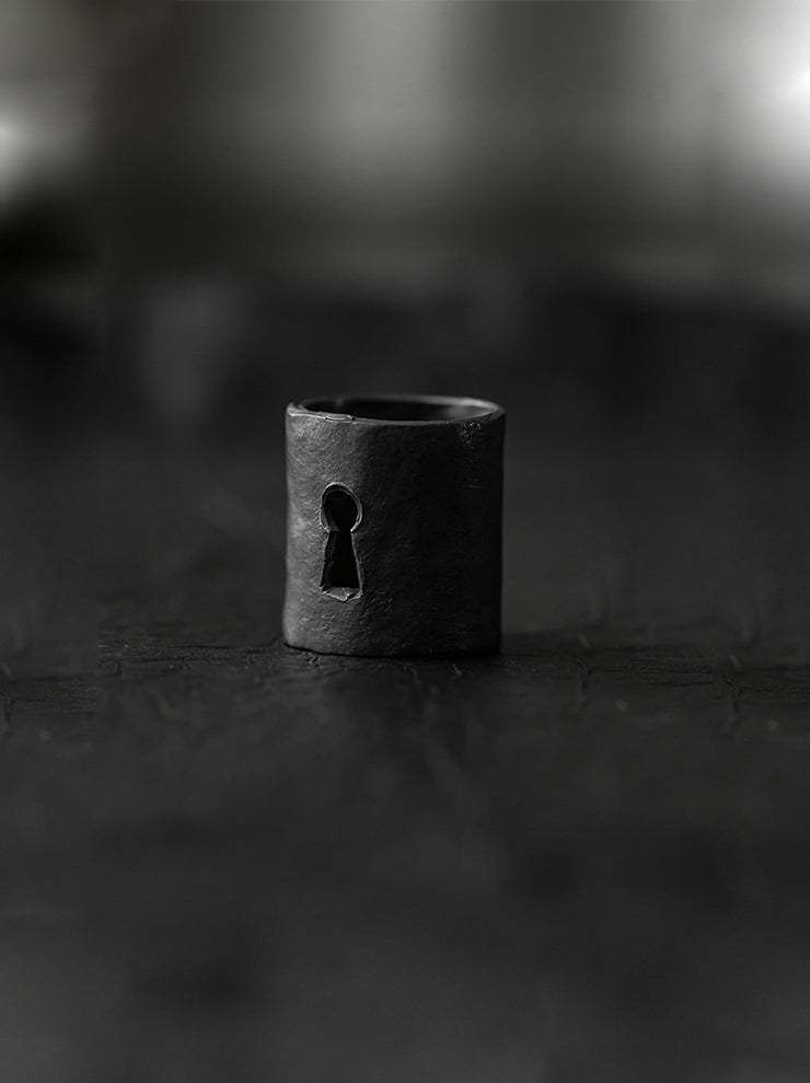 UMA WANG × DETAJ<br> KEYHOLE SILVER RING / BLACK