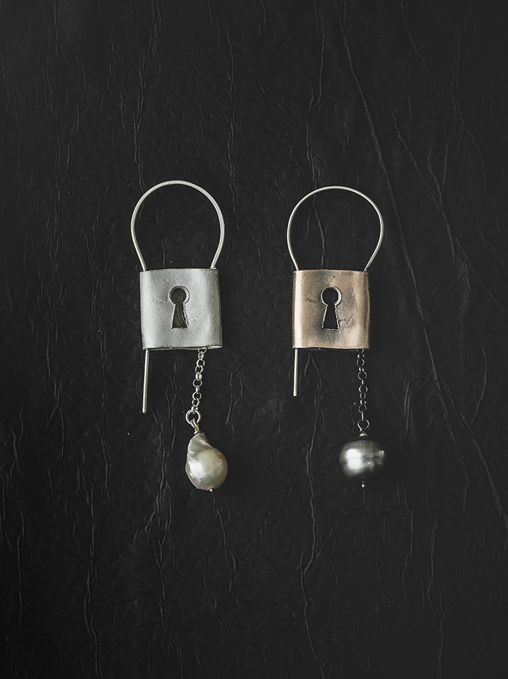 UMA WANG × DETAJ<br>KEYHOLE SILVER EARRING / WHITE