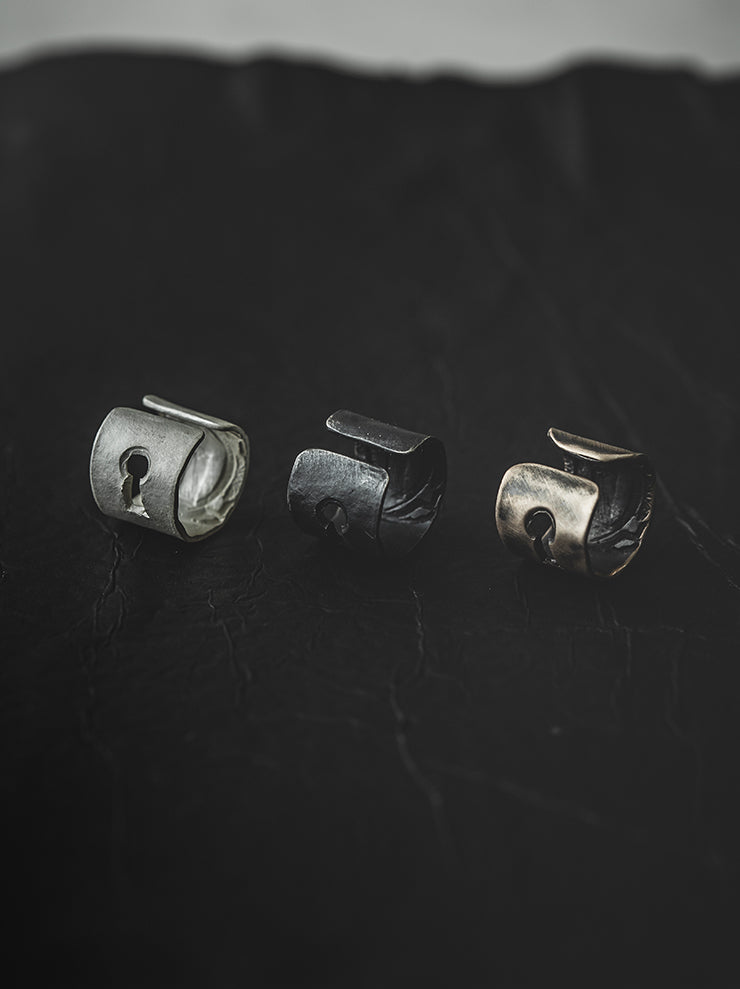 UMA WANG × DETAJ<br> KEYHOLE SILVER EAR CUFF / WHITE