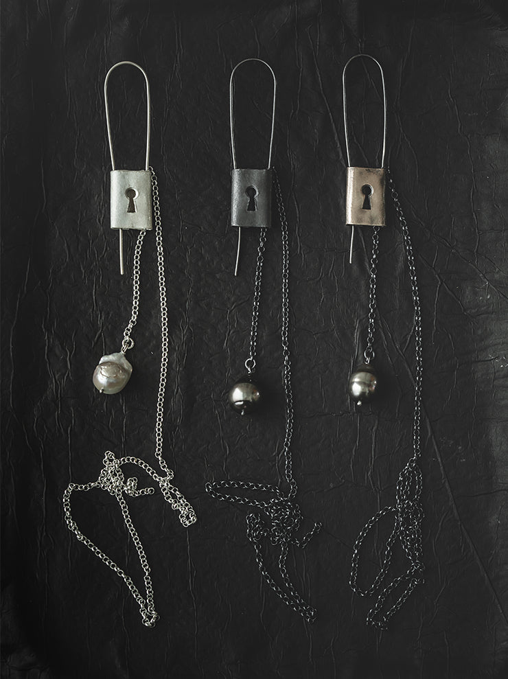 UMA WANG × DETAJ<br> KEYHOLE SILVER EARRING / BLACK