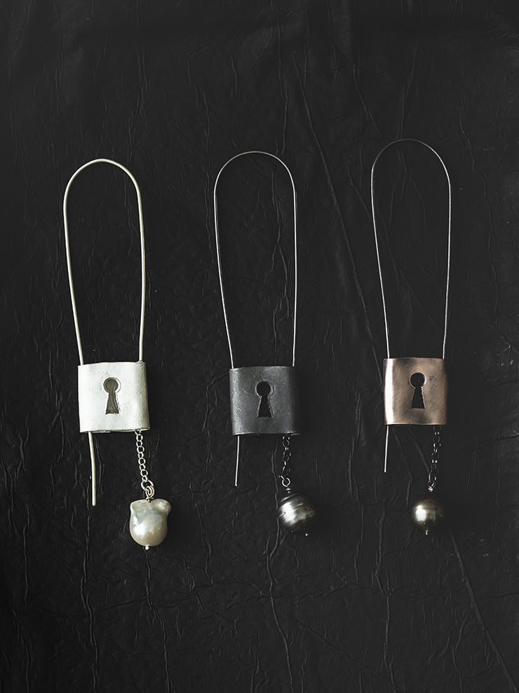 UMA WANG × DETAJ<br> KEYHOLE PINK SILVER EARRING / OXY-DYE PINK SILVER
