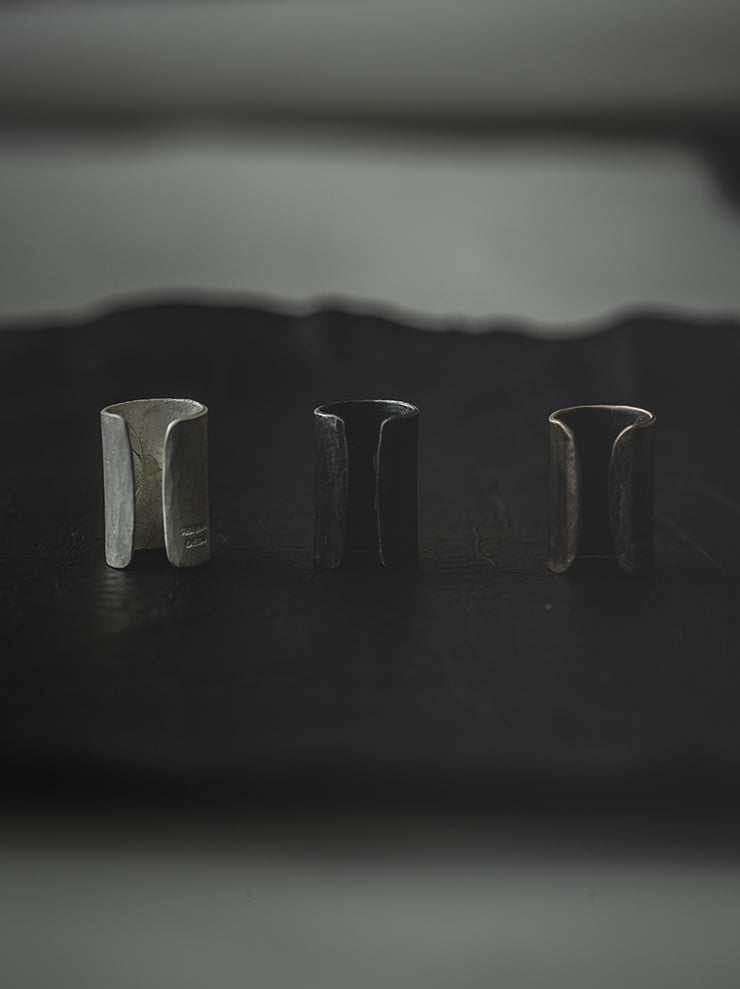 UMA WANG × DETAJ<br> KEYHOLE SILVER EAR CUFF / WHITE