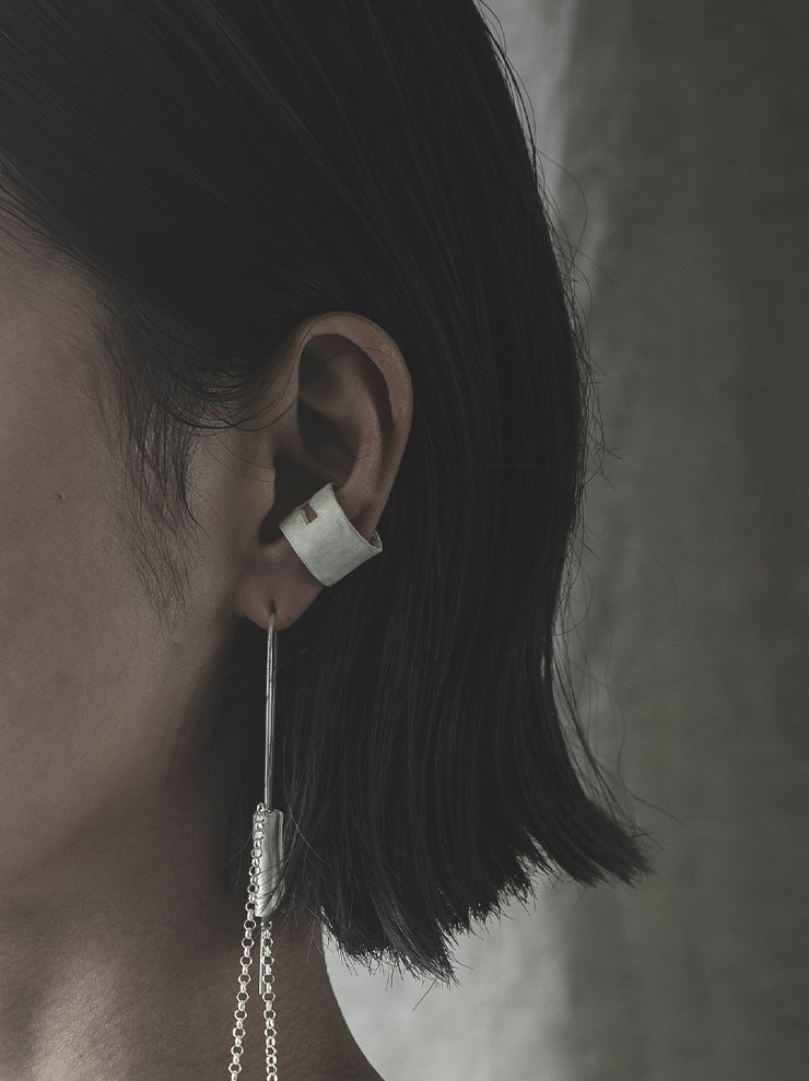 UMA WANG × DETAJ<br> KEYHOLE SILVER EAR CUFF / WHITE