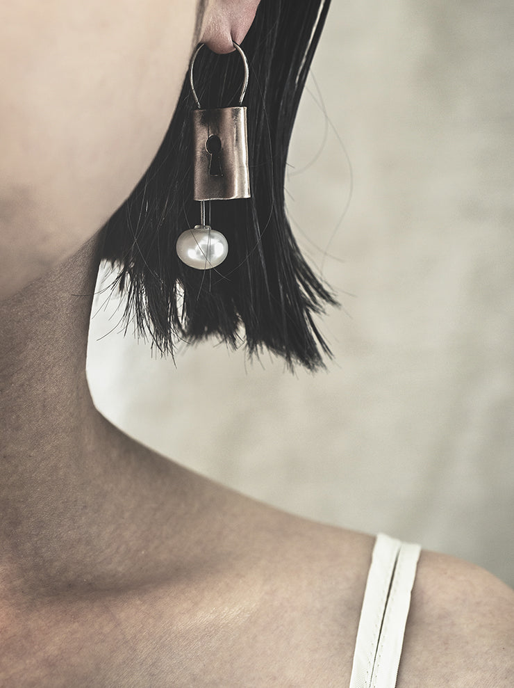 UMA WANG × DETAJ<br> KEYHOLE PINK SILVER EARRING / OXY-DYE PINK SILVER